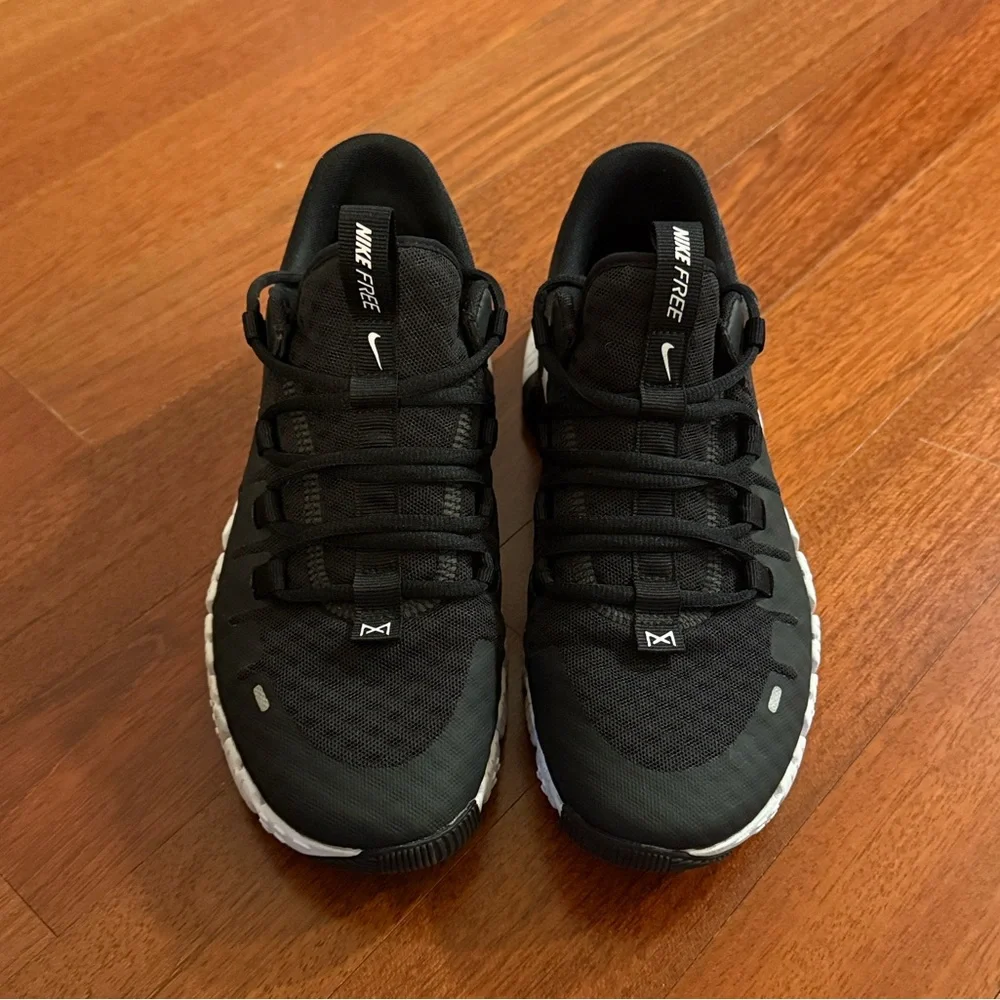 Nike Metcon 5 Black and White 8 - Picture 3 of 4
